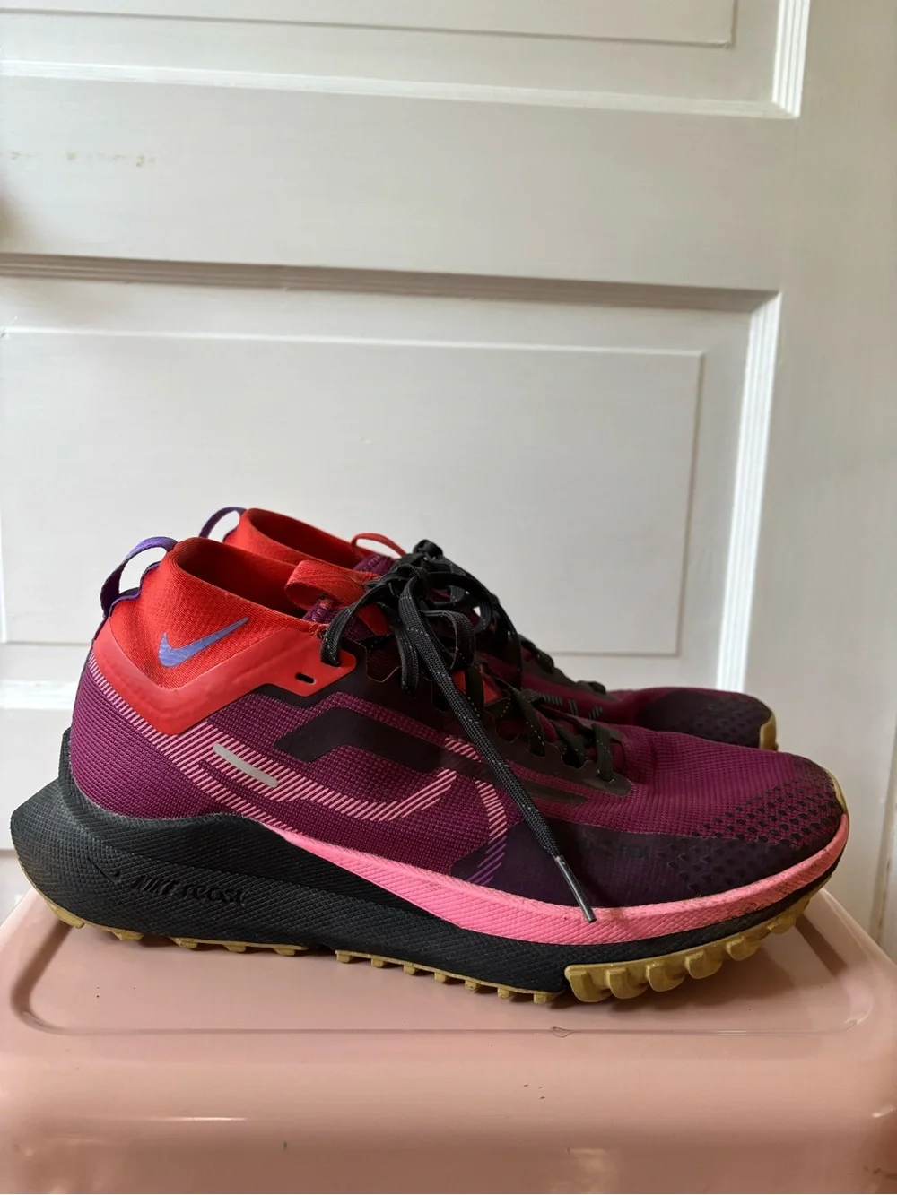 Nike Women’s GORE-TEX Magenta Pink Trail Running Shoes - Picture 2 of 6